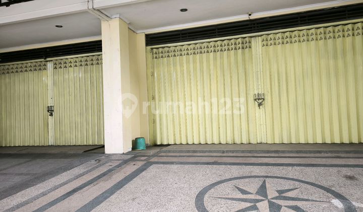 Strategic 3-Story Shop House for Sale by Main Road in Samarinda Strategic 3-Story Shop House for Sale by Main Road in Samarinda