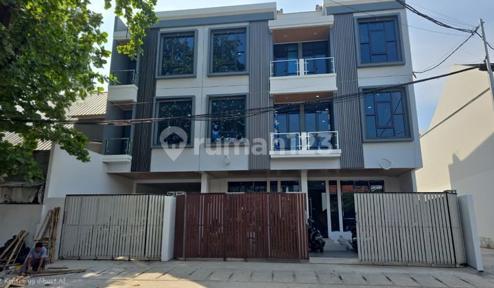 A 3-story modern house in Gunung Sahari, with easy access to the highway and city center.