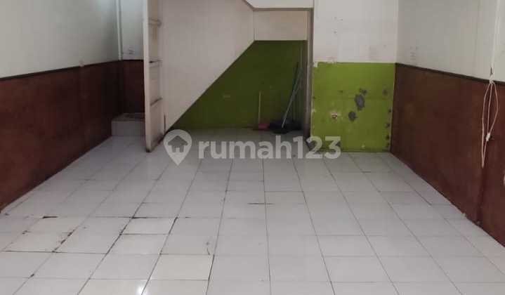 Disewakan Ruko 3 Lantai Lokasi Jl. Taman Kopo Indah Lokasi Strategis di Pusat Keramaian Pertokoan dan Perdagangan Pasar Perkantoran dan Sekolah Cocok untuk Dipakai Usaha Perdagangan dan Kantor Lahan Parkit Cukup Jalan di Depan Luas Kondisinya Baik dan di