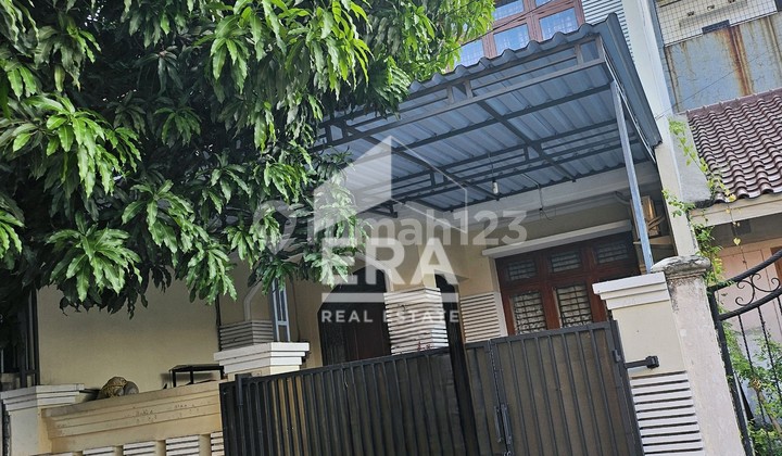Rumah Rapi dan Cantik 3 Lantai