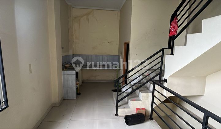 Nice Ready-to-Use Strategic Shop House on the Side of Cimone Road, Tangerang 2