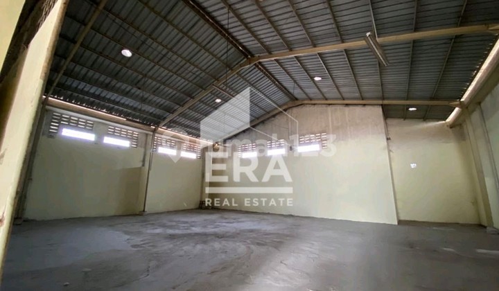 Strategic Warehouse in the City Center