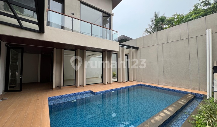 Rumah Mewah Brand New dengan Swimming Pool Taman Himalaya di Lippo Karawaci