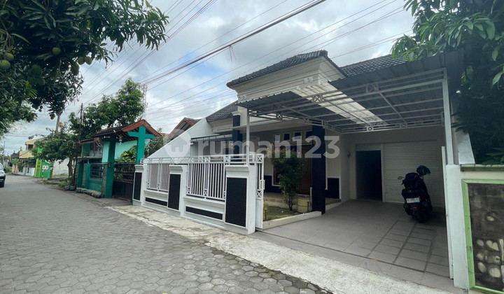 Rumah Tinggal 264 Meter Persegi Dekat Kampus UNISA Rumah Tinggal 264 Meter Persegi Dekat Kampus UNISA
