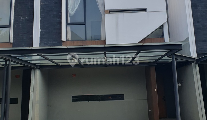 Rumah bagus 2 lantai dalam cluster Grand Trevista Rempoa, Tangerang Selatan Rumah bagus 2 lantai dalam cluster Grand Trevista Rempoa, Tangerang Selatan