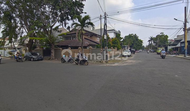 Rumah Hook Besar di Citra Garden, Jakarta Barat 2