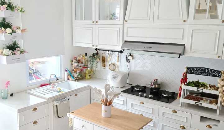 Rumah Rasa Villa dengan Dapur Shabby Chic Tercantik