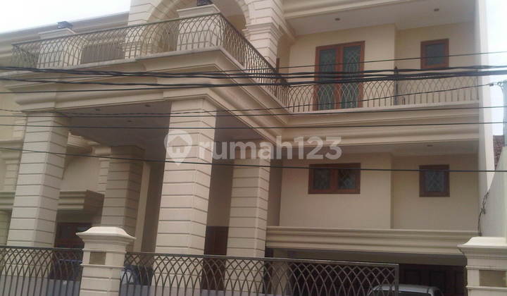 Rumah Megah di Pondok Cabe, Tangerang Selatan