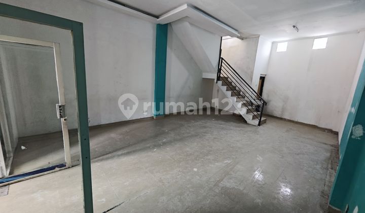 For Rent: Strategic and Busy Shop House in Tajur, Bogor 2