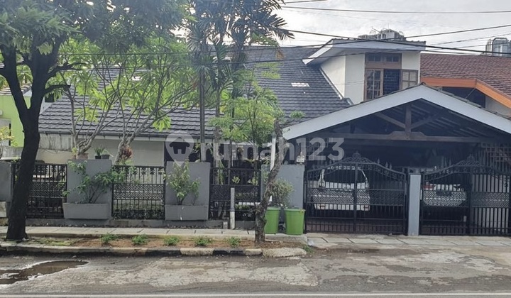 Rumah Luas dengan Lokasi Strategis Dekat Kuliner Taman Solo di Cempaka Putih Tengah Jakarta Pusat Rumah Rumah Luas dengan Lokasi Strategis Dekat Kuliner Taman Solo di Cempaka Putih Tengah Jakarta Pusat Rumah