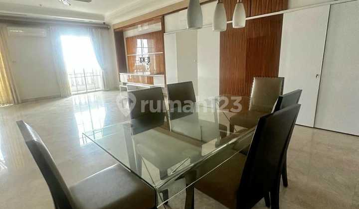 Apartemen, di Permata Hijau, 2