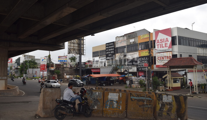 For Rent 4-Storey Shop House on the Side of Kalimalang Main Road in Jaka Sampurna, Bekasi. 2