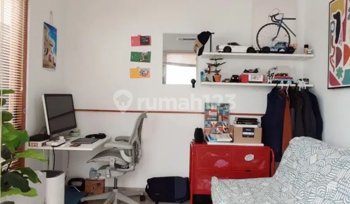 Rumah berlokasi di komplek asri yang tenang.  Dekat dengan stasiun kereta cepat, tol padalarang, cimahi dan kota baru parahyangan. 2