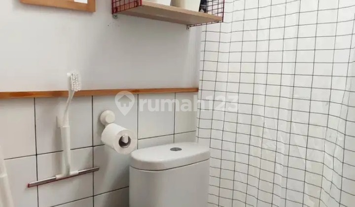 House located in a peaceful and serene residential complex. Close to the High-Speed Train Station, Padalarang Toll Road, Cimahi, and Parahyangan New City. 2