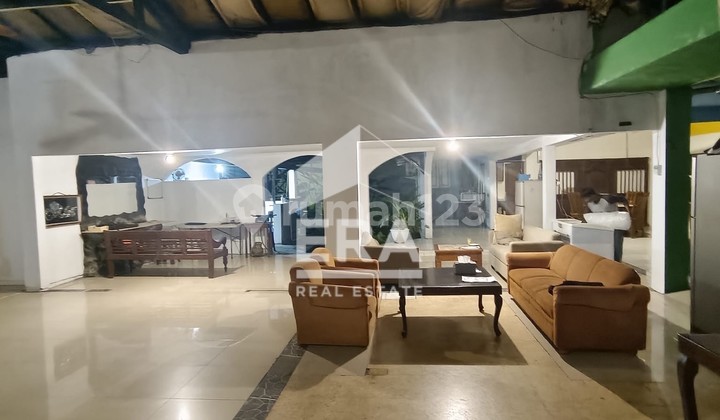 For sale house (land & building) in Pejompongan, Bendungan Hilir. Strategic location on the main road. For sale house (land & building) in Pejompongan, Bendungan Hilir. Strategic location on the main road.