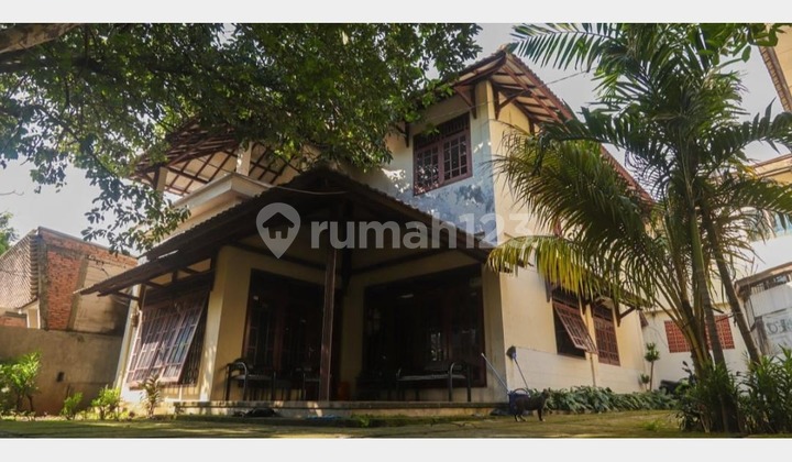 House with boarding rooms on Jalan Salak Margonda Depok.