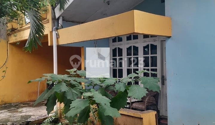 Rumah Lama Bebas Banjir di Meruya Selatan Rumah Lama Bebas Banjir di Meruya Selatan