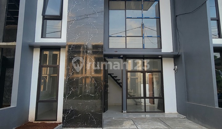 Rumah 1 1/2 Lantai, Siap Huni, Bebas Banjir, Akses Trans Jakarta Rumah 1 1/2 Lantai, Siap Huni, Bebas Banjir, Akses Trans Jakarta
