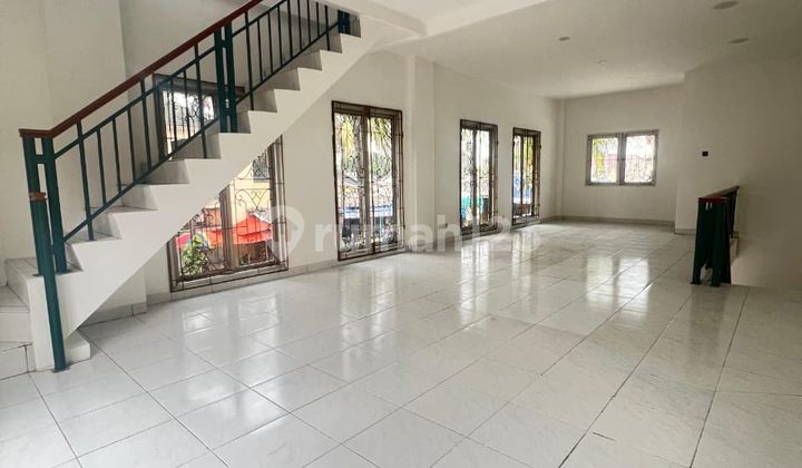 2.5-Story Shophouse in Beautiful Condition in Business Area Close to Mall and Toll Access 2