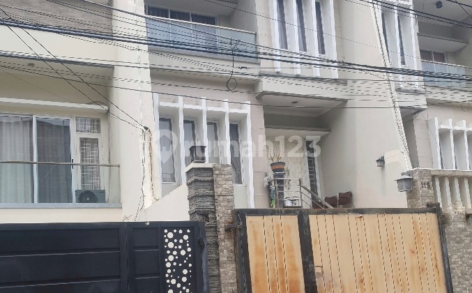 Rumah 3 Lantai Selangkah ke Pluit Village Mall di Dalam Perum Pluit Murni, Pluit, Jakarta Utara