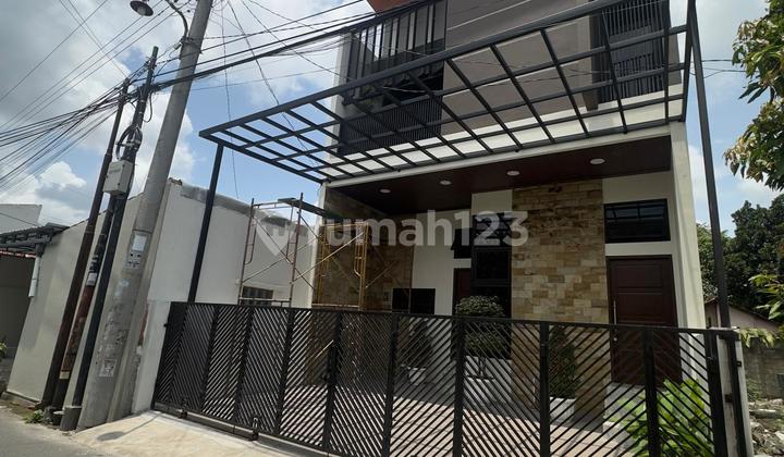 4 Bedroom House + Main Road = Dangerous Combination, Depok Sleman