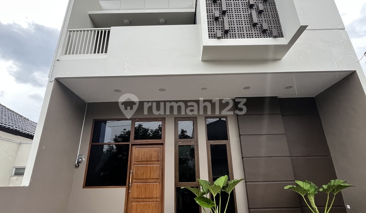 Stop Searching Again! Depok Roadside House, 4 Bedrooms, Pakuwon Mall 1 Minute 2