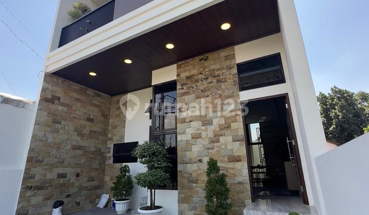 4 Bedroom House + Main Road = Dangerous Combination, Depok Sleman