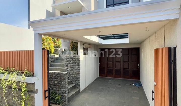 Rumah Dijual 3Lt, SHM, Lokasi Strategis 5 Menit ke Pintu Tol Brigifjagakarsa - Jakarta Selatan