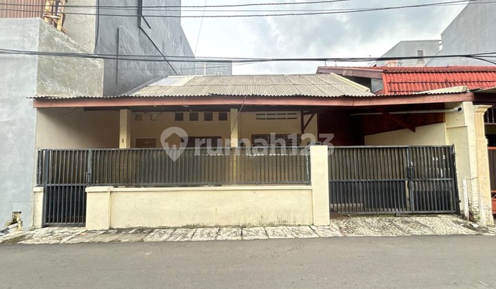 2-Storey House in Tebet Timur, Access for 2 Cars, Near Station, Eco Park, Toll Road