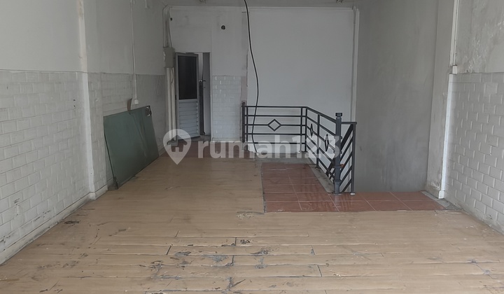3.5-Storey Shop House, Strategic Access for 2 Cars, Ideal for Business, Tebet, South Jakarta