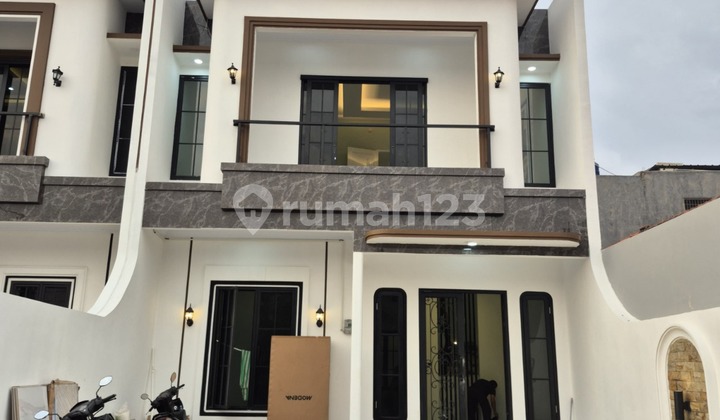Rumah di Jual Dekat Tb Simatupang Semi Furnished, Nyaman Lokasi Strastegis