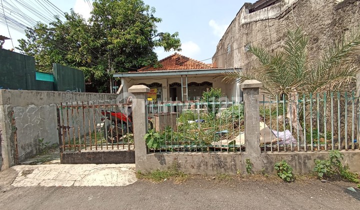 Old House for Sale, Land Area Counted, Strategic Location, Condet, Kramat Jati, East Jakarta 2