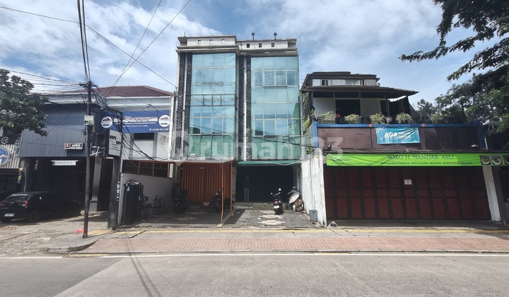 3.5-Storey Shop House, Strategic Access for 2 Cars, Ideal for Business, Tebet, South Jakarta