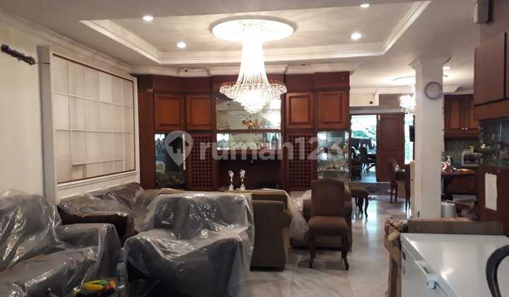 Strategic House Access for 2 Cars, Comfortable and Quiet, Close to Toll Road, in West Tebet, South Jakarta. Strategic House Access for 2 Cars, Comfortable and Quiet, Close to Toll Road, in West Tebet, South Jakarta.