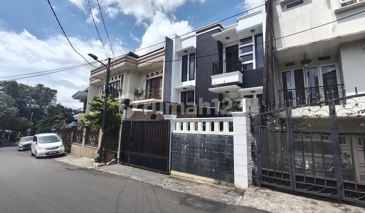 Di Sewakan Rumah 2+1 Lantai Strategis Bagus di Tebet Barat , Jaksel.