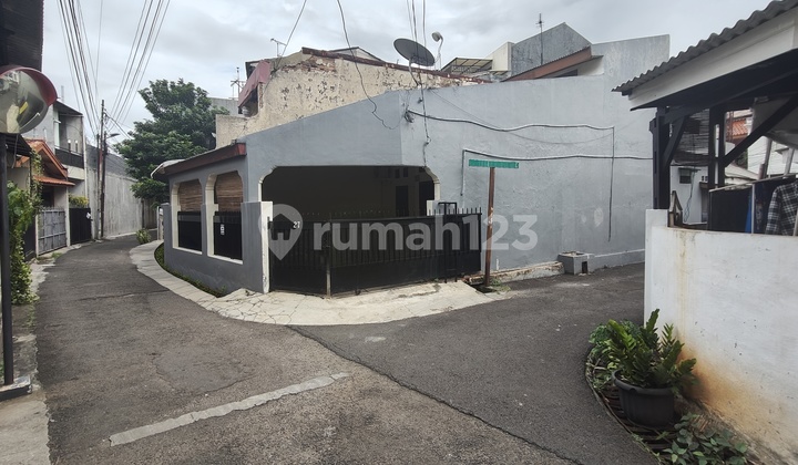 Comfortable & Ready-to-Occupy House in West Tebet, Strategic Location, Easy Access, West Tebet Street, South Jakarta