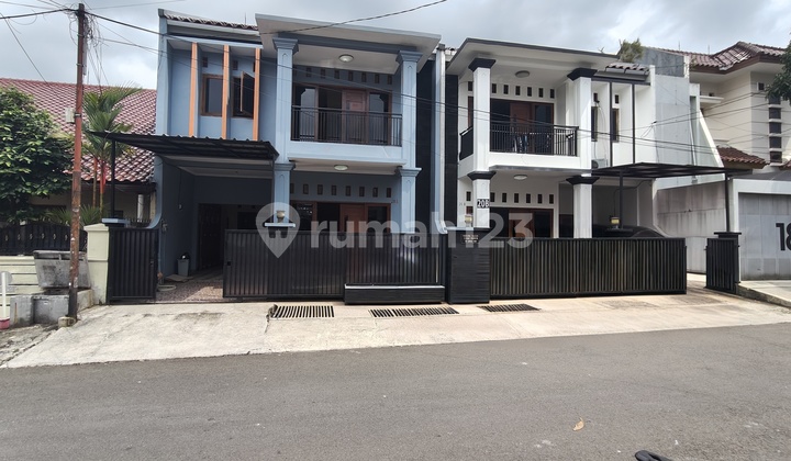 Rumah Sewa Tebet Barat Akses 2 Mobil - 2 Lantai, 4+1 Kt, Siap Huni Jakarta Selatan.