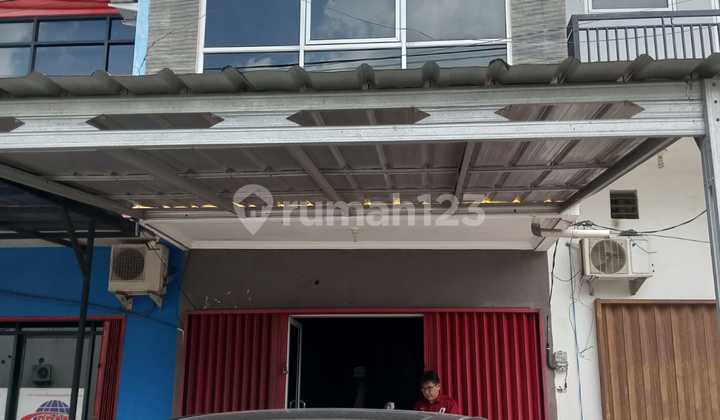 Quick, Ma'am! Strategic 2-Story Shophouse in Cilegon, Price Negotiable Until a Deal!