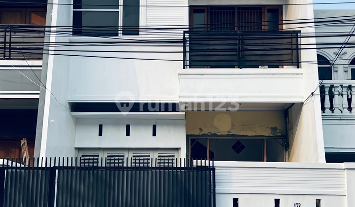 Rumah 3 Lantai Luas di Tomang, Jakbar. Akses Jalan Lebar, 5 Kamar, Cocok Hunian Nyaman. Rumah 3 Lantai Luas di Tomang, Jakbar. Akses Jalan Lebar, 5 Kamar, Cocok Hunian Nyaman.