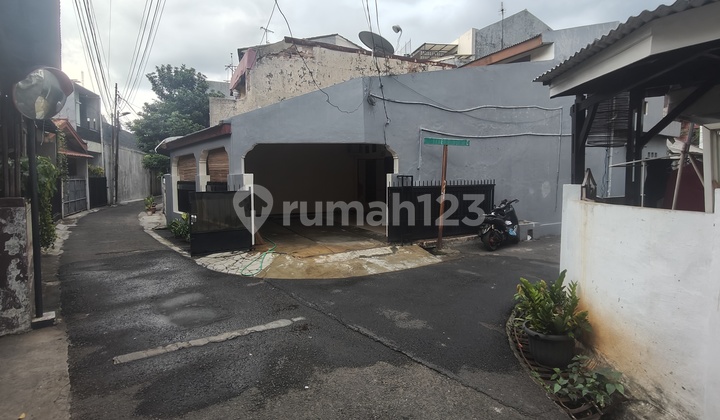 Comfortable & Ready-to-Occupy House in West Tebet, Strategic Location, Easy Access, West Tebet Street, South Jakarta