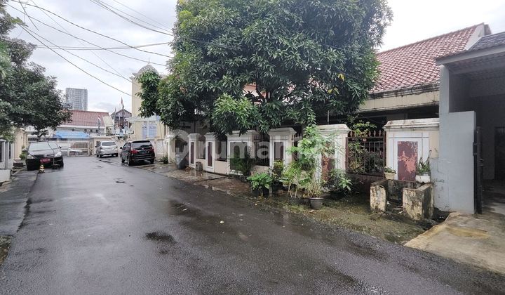 Quiet and Comfortable House, 2 Floors with SHM, Strategic Access for 2 Cars in Tebet Barat Dalam, South Jakarta 2