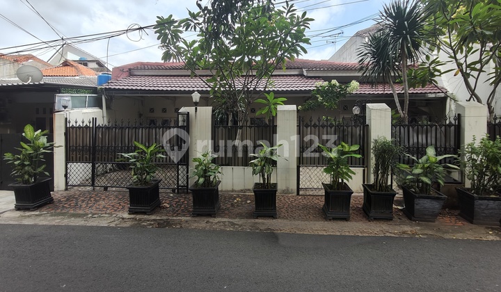 Rumah Bagus Strategis 2 Lantai di Jl. Tebet Barat Dalam. Akses 2 Mobil Luas. Rumah Bagus Strategis 2 Lantai di Jl. Tebet Barat Dalam. Akses 2 Mobil Luas.