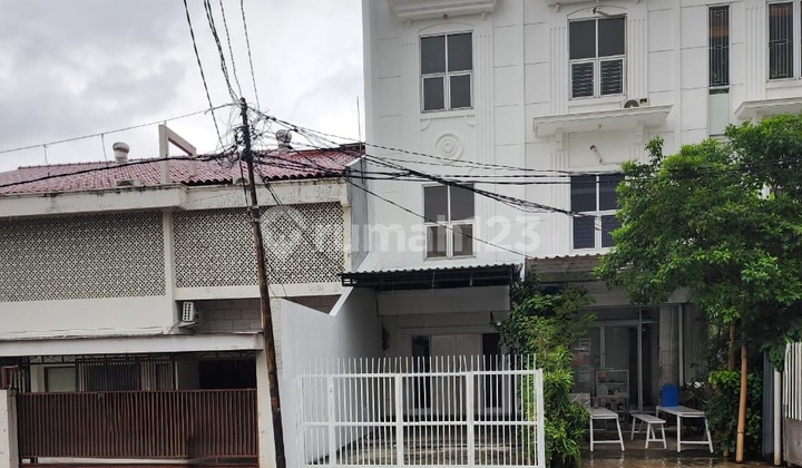 Strategic Shop House in North Tebet, Suitable for Office, 2 Car Access, Premium Location for Your Business. Strategic Shop House in North Tebet, Suitable for Office, 2 Car Access, Premium Location for Your Business.