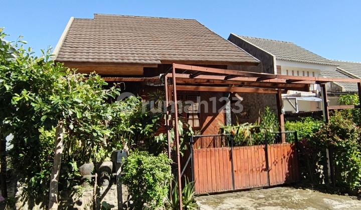 Dijual Rumah Kayu Terawat Nuansa Villa di Kemang Regency Depan Rumah Taman