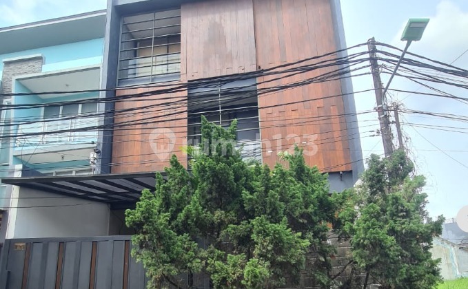 Dijual Lelang Rumah Modern 3 Lantai di Kalideres Jakarta Barat