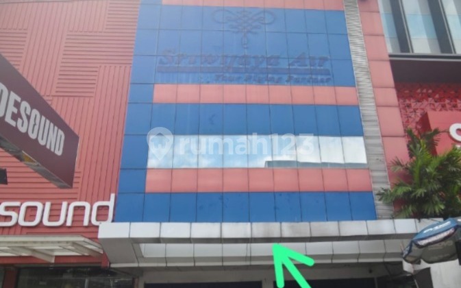 A strategic shophouse located by the roadside in Kebayoran Baru, South Jakarta is for sale. A strategic shophouse located by the roadside in Kebayoran Baru, South Jakarta is for sale.