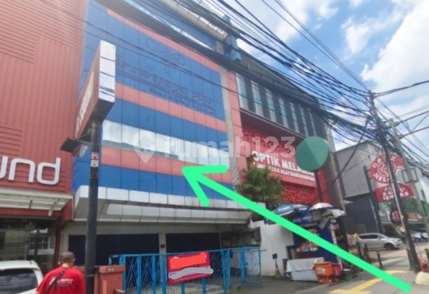 A strategic shophouse located by the roadside in Kebayoran Baru, South Jakarta is for sale. 2