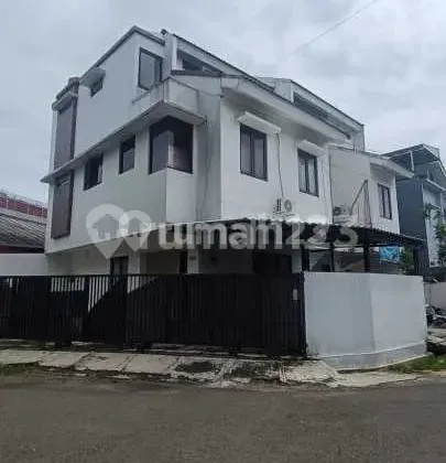Dijual Murah Lelang! Rumah Hoek 3 Lantai di Perumahan Depkes Pasar Minggu Jakarta Selatan - Cash Only