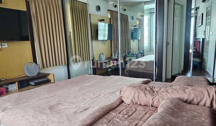 DIJUAL CEPAT apartemen furnish 3 BR French Walk MOI kelapa gading DIJUAL CEPAT apartemen furnish 3 BR French Walk MOI kelapa gading