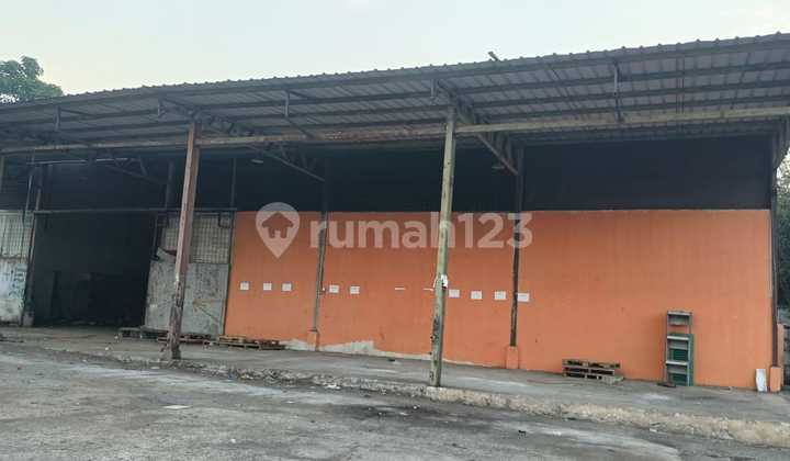 Warehouse for rent on Pengasinan Raya Street near East Bekasi Toll Road.